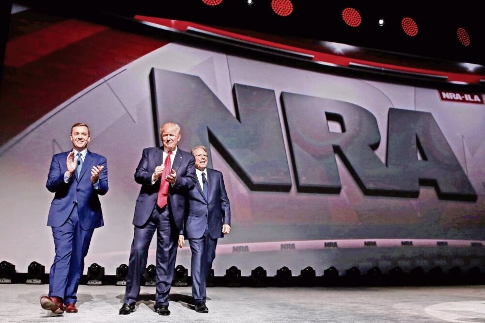 El director ejecutivo de la Asociación Nacional del Rifle, Chris Cox (izq.), y el vicepresidente ejecutivo y CEO, Wayne LaPierre (der.), le dieron la bienvenida al presidente Donald Trump (JONATHAN ERNST. REUTERS)