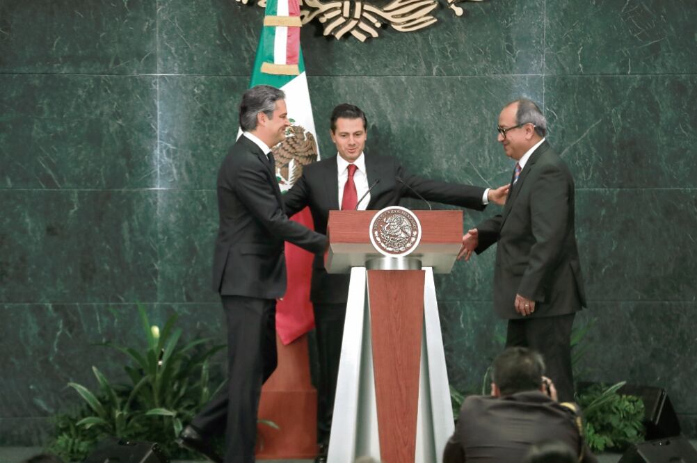 El presidente Enrique Peña Nieto agradeció el trabajo de Aurelio Nuño (izq.) para impulsar los cambios en la educación e instruyó al nuevo secretario, Otto Granados (der.), a redoblar los esfuerzos para el ciclo escolar 2018-2019. (ALEJANDRA LEYVA. EL UN)