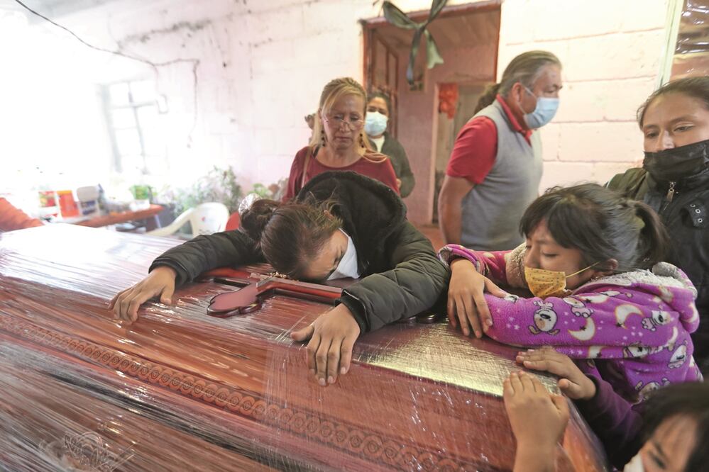 Familiares de José M. Hernández, quien murió en el HGZ Número 5, no se separaron de su ataúd, que fue sellado ya que padecía Covid. FOTOS: VALENTE ROSAS. EL UNIVERSAL