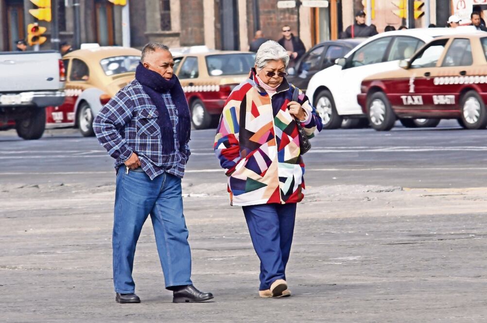 Llaman a cuidarse La Ssa sugiere usar ropa adecuada para esta temporada, como gorros, guantes, bufandas y calcetines. (ARCHIVO EL UNIVERSAL)