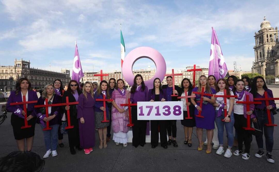 Manifestación de secretarias, senadoras y diputadas federales frente a la residencia presidencial amurallada en vísperas del Día Internacional de la Mujer. Foto: Especial 