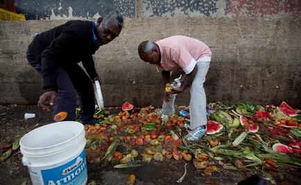 Ante crisis, venezolanos recolectan comida en basureros 