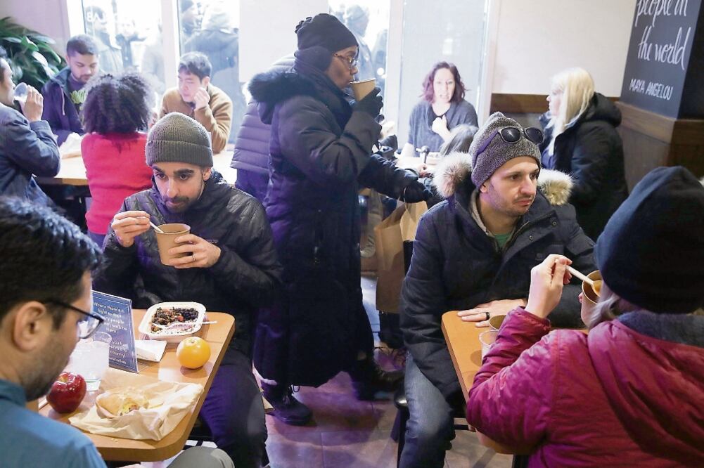 Solidaridad. Empleados federales recibieron ayer comida gratis en Washington, DC. Foto: AFP