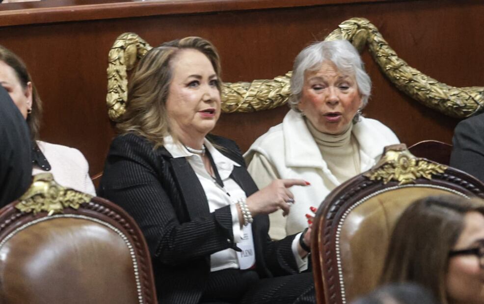 La ministra Yasmín Esquivel Mossa conversa con la diputada Olga Sánchez Cordero en el Congreso de la Ciudad de México. Foto: Gabriel Pano/EL UNIVERSAL