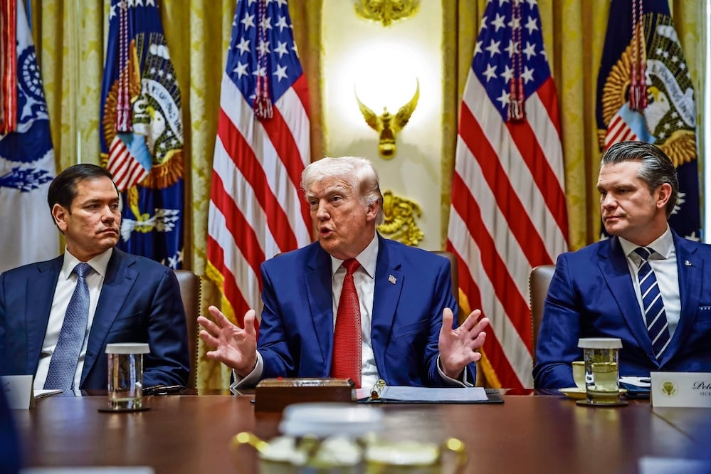 El presidente Donald Trump, junto al secretario de Estado, Marco Rubio (izq.), y el de Guerra, Pete Hegseth, ayer en la Casa Blanca en Washington. Foto: Will Oliver/ EFE