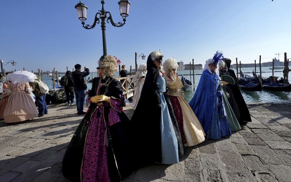 Imagen de mujeres con vestimenta de época que participan en el emblemático carnaval de Venecia, el sábado 15 de febrero de 2025, uno de los más antiguos del mundo que este año está dedicado al aventurero y seductor Giacomo Casanova, para celebrar los 300 años de su nacimiento. Foto: AP