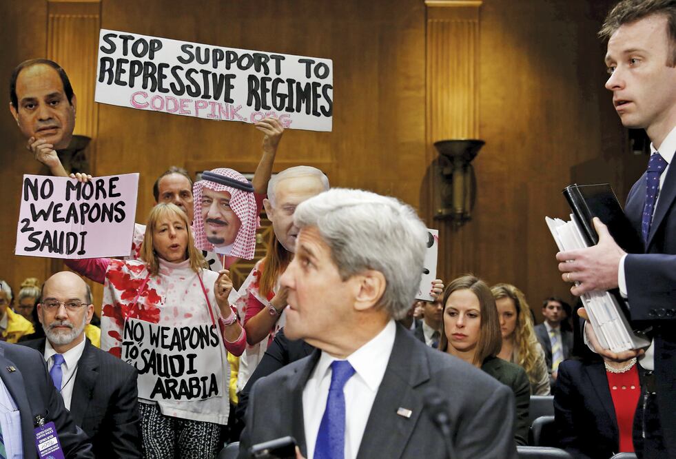 Antes de que se llevara a cabo la audiencia de John Kerry, secretario estadounidense de Estado, con el Comité de Relaciones Exteriores del Senado, activistas del grupo Code Pink se manifestaron contra el apoyo a Arabia Saudita (YURI GRIPAS. REUTERS)