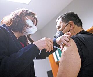 Vacuna rusa Sputnik V despeja dudas y gana terreno