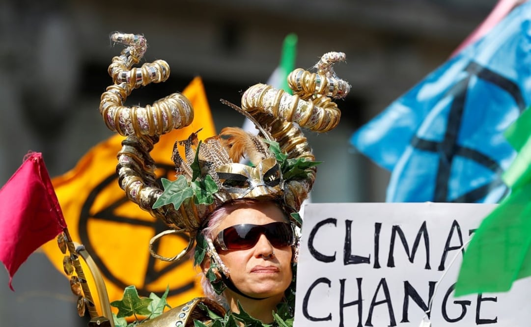A climate change activist demonstrates at Oxford Circus during an Extinction Rebellion protest in London, Britain - Photo: Peter Nicholls/REUTERS