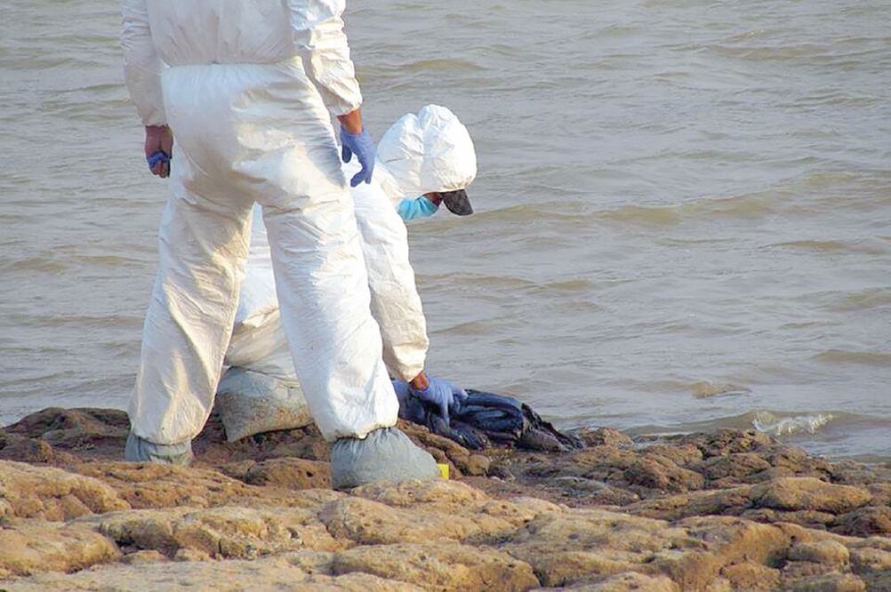 Los cuerpos de Marifer, de 17 años de edad y estudiante de preparatoria, y de su amiga Dalila Estefanía, madre soltera, fueron hallados por vecinos a la orilla de la presa de Cointzio el pasado 29 de mayo (CARLOS ARRIETA. EL UNIVERSAL)
