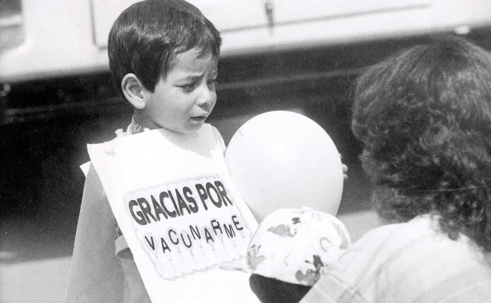 Un niño porta el letrero “Gracias por vacunarme” durante la jornada de inmunización 1993. Para noviembre de 1991, se afirmó que el 97% de los menores de cinco años ya tenía al menos una vacuna contra el sarampión en el DF; México quedó libre del virus para 1996. Foto: Archivo EL UNIVERSAL.