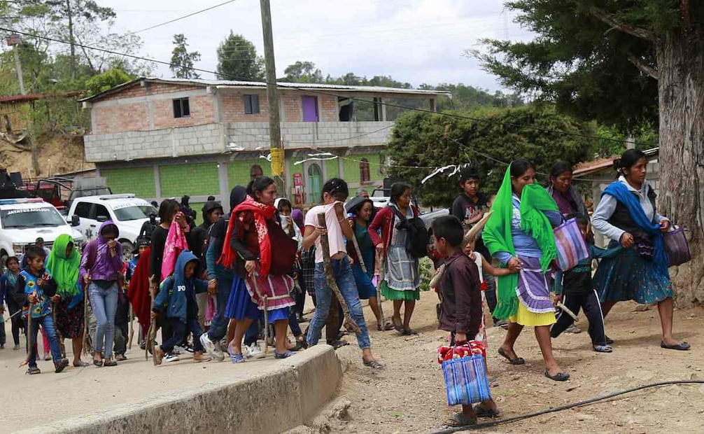 Habitantes caminan por las calles de Chilapa, Guerrero, ante la presencia de elementos del Ejército y de la Guardia Nacional, en medio de la inseguridad y violencia derivada de la disputa de Los Ardillos y Los Tlacos. Foto: José Luis de la Cruz / EFE