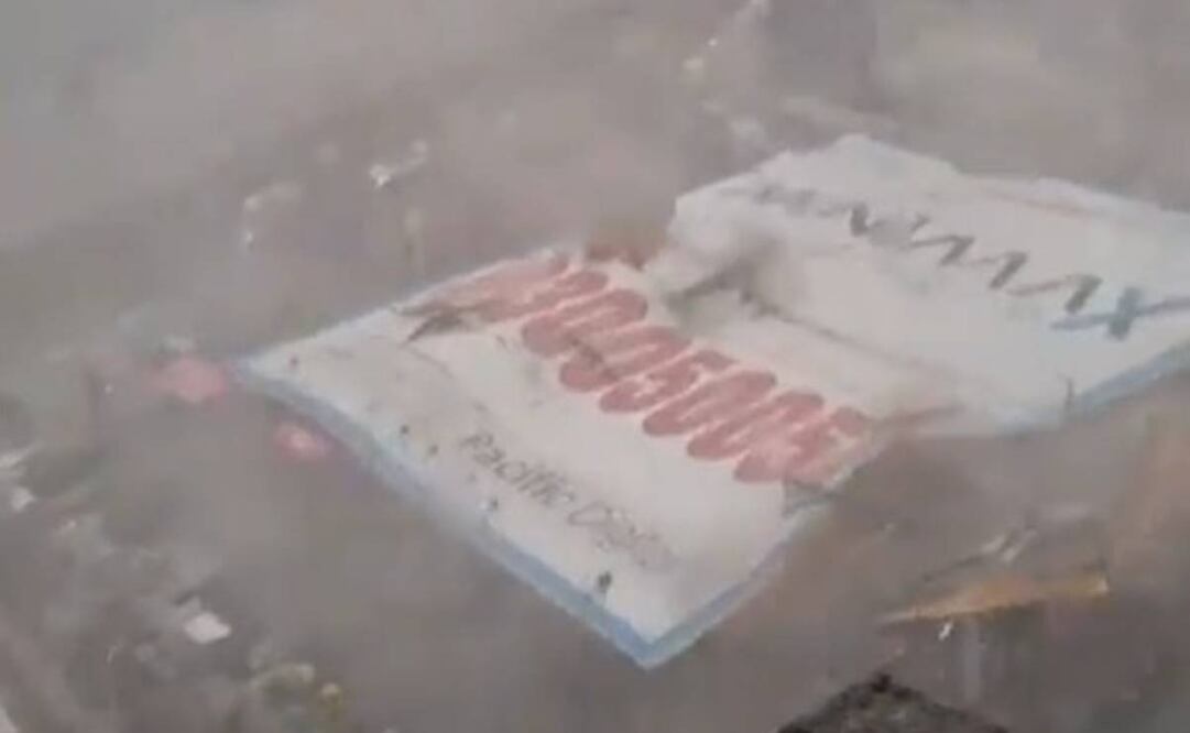 Decenas de personas quedaron atrapadas bajo el cartel que cayó cerca de una gasolinera en el este de la ciudad. Foto: Captura redes sociales