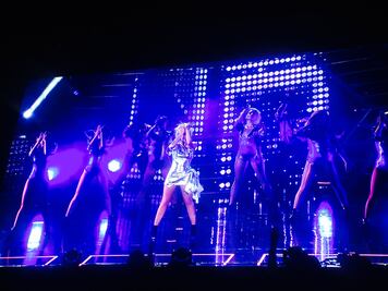 Hace Fey vibrar al Auditorio Nacional