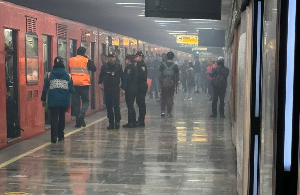 En redes sociales, usuarios reportaron el desalojo de vagones en estación Juárez de la Línea 3 del Metro, tras asegurar que hubo una explosión, pero el Metro lo niega (05/10/2024). Foto: Especial/ARCHIVO