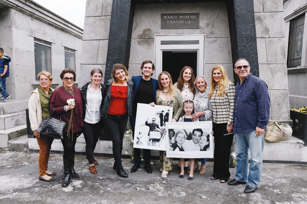 La familia se reunió en el mausoleo para celebrar una misa y recordar a Mario Moreno. Foto: IRVIN OLIVARES. EL UNIVERSAL