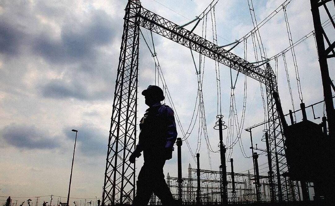 El presidente Andrés Manuel López Obrador informó que ya se firmó la compra de 13 plantas de generación eléctrica a Iberdrola, por 6 mil millones de dólares. Foto: archivo/EL UNIVERSAL