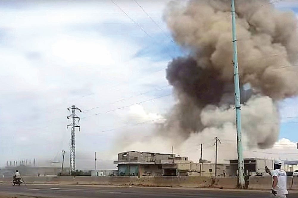 Imagen tomada de un video publicado por Homs Media Center, que muestra las explosiones en la provincia de Homs, al occidente de Siria, causadas ayer por los ataques aéreos de las fuerzas aeroespaciales rusas (ESPECIAL)
