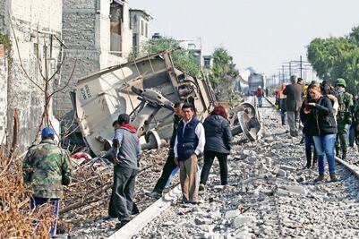 Se descarrila tren y deja cinco muertos