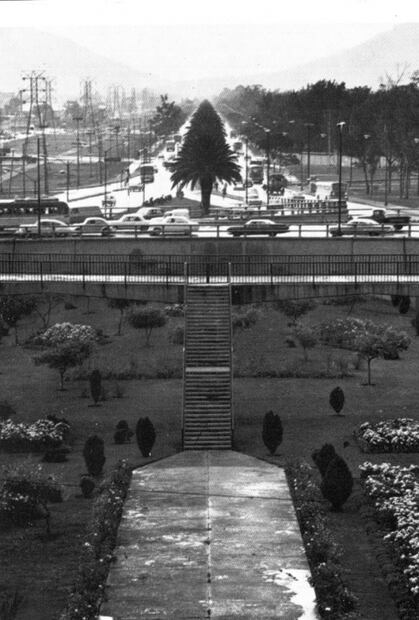 Los puentes peatonales expresaban “modernidad” en los 50 y 60