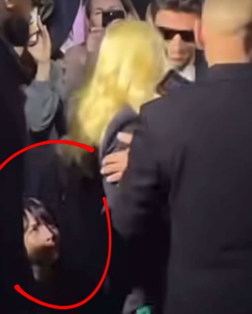 Zuria Vega observa el momento en el que Madonna saluda a su esposo Alberto Guerra.