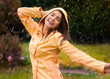 Estos son los accesorios que necesitas para protegerte de la lluvia