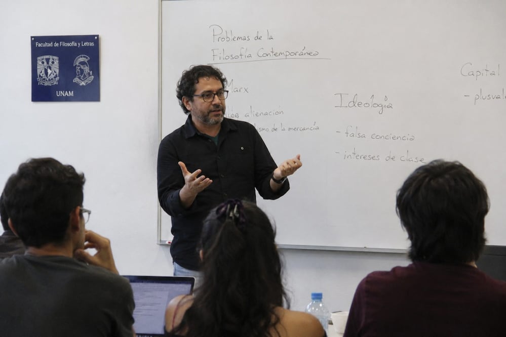 Filosofía, literatura e historia forman parte de una tradición educativa que, según autores como Martha Nussbaum y David Brooks, contribuye a formar ciudadanos críticos y comprometidos con la democracia. Crédito: Imagen generada con Inteligencia artificial.
