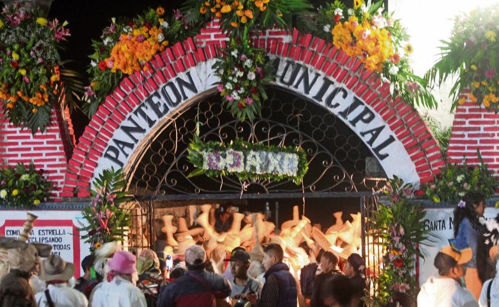 Para Chilchotla, las almas de los difuntos llegan desde el 29 de septiembre a través de mariposas y pajaritos. Foto: Edwin Hernández / EL UNIVERSAL