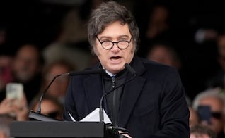 Gobierno de Javier Milei modifica Ley de Migraciones; prohíbe ingreso a extranjeros que manifiesten "mensajes de odio" contra Argentina