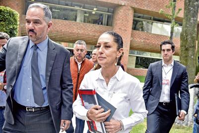 Sheinbaum regala calendarios del Mundial con su fotografía