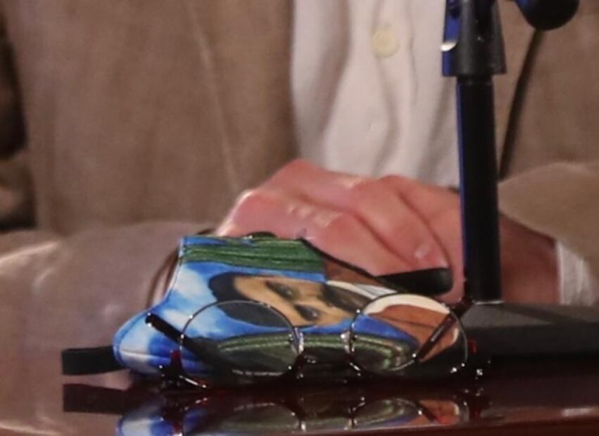 López-Gatell luce en conferencia cubrebocas "zapatista"