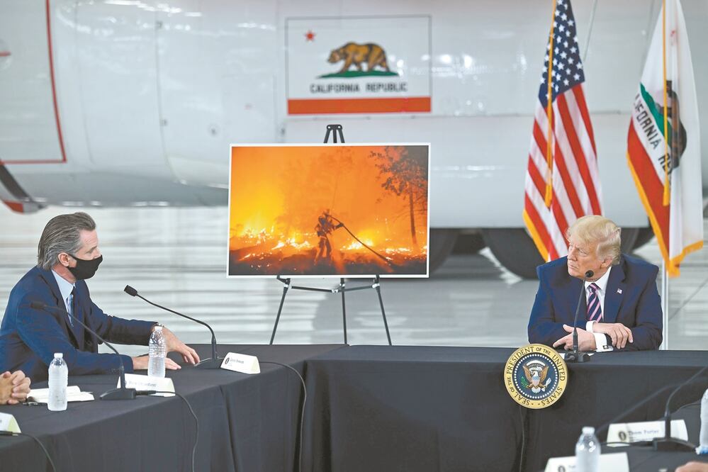 El presidente Donald Trump (der.) y el gobernador de California, Gavin Newsom, durante la visita a Sacramento. Luego viajó a Arizona. Foto: BRENDAN SMIALOWSKI. AFP