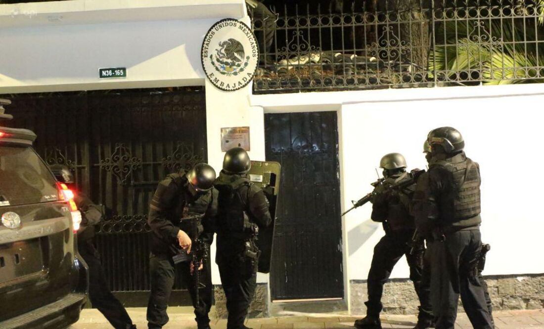 La policía de Ecuador irrumpe en la embajada de México en Quito y captura al exvicepresidente Jorge Glas. Foto: AP