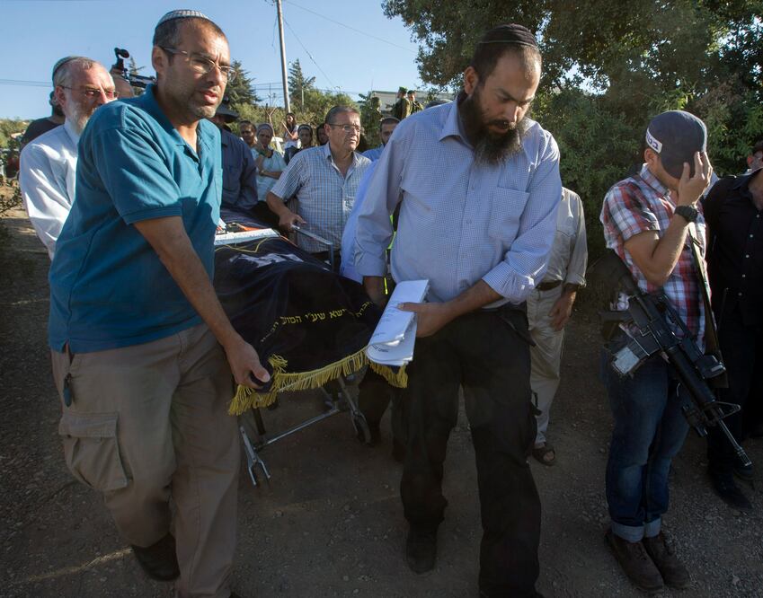 Varias personas portan el atáud durante el funeral de la menor que falleció tras ser apuñalada hoy por un palestino en un asentamiento judío de Cisjordania  (Foto: EFE)