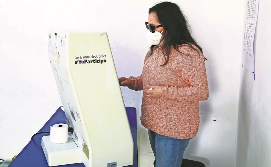 El Instituto Nacional Electoral ha desarrollado, con su propia tecnología, un modelo de urnas electrónicas con el fin de optimizar recursos, mismas que han sido implementadas en elecciones locales. Foto: Archivo / EL UNIVERSAL