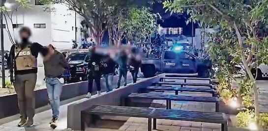 Detienen a 9 hombres por robo a transporte