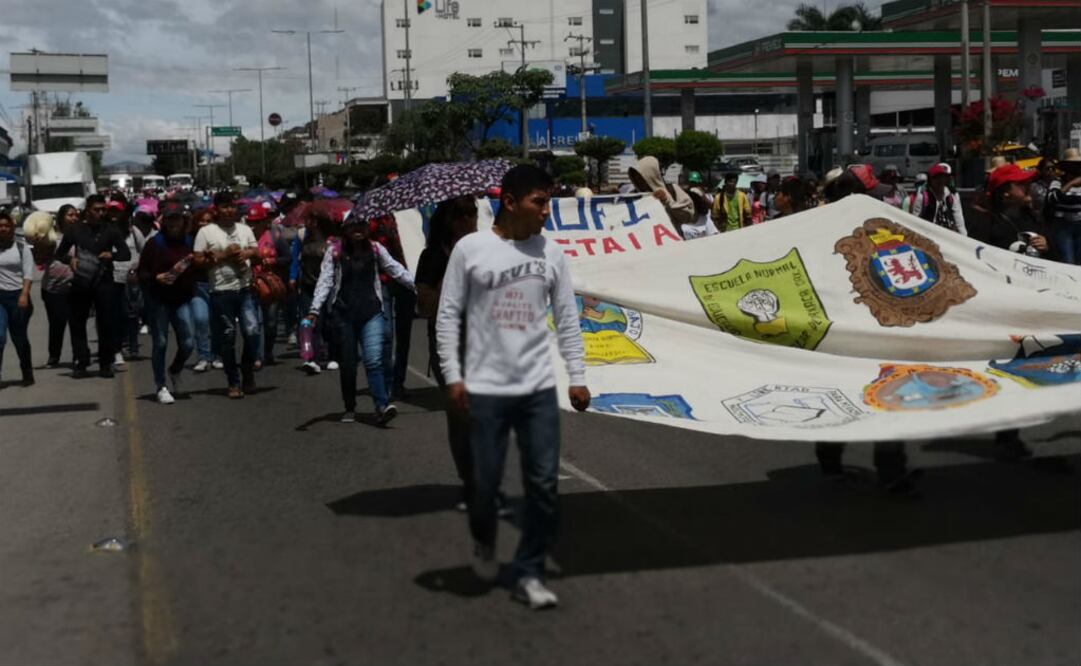 Los manifestantes recordaron a los 43 estudiantes de la Normal Rural 'Raúl Isidro Burgos', de Ayotzinapa, desaparecidos el 26 de septiembre de 2014 en Iguala, Guerrero. Fotos: Lizbeth Flores
