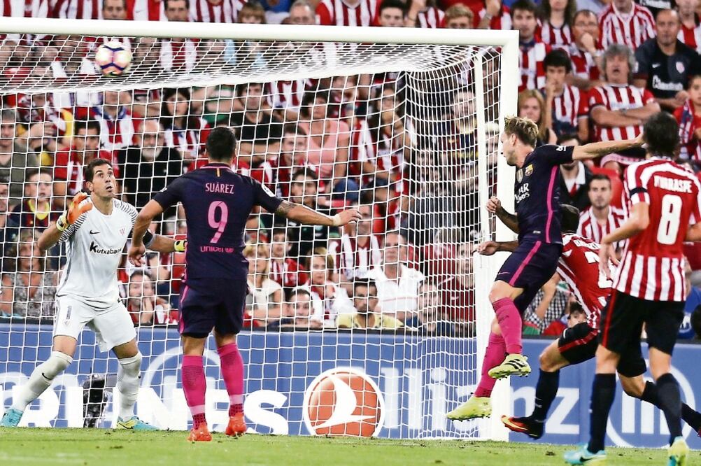 Ivan Rakitic pudo vulnerar la portería del conjunto vasco (LUIS TEJIDO. EFE)