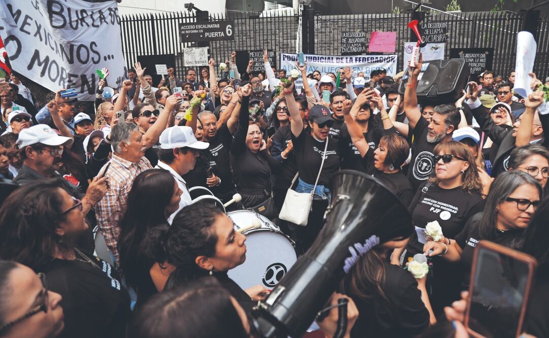 Jueces, magistrados y trabajadores del Poder Judicial de distintos estados se manifestaron el jueves afuera del Senado. Foto: de CARLOS MEJÍA. EL UNIVERSAL