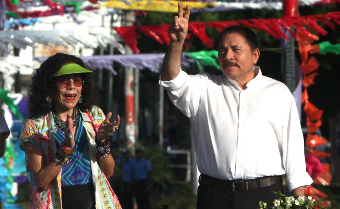 El presidente de Nicaragua, Daniel Ortega, saluda junto a su esposa, Rosario Murillo  (Foto: Archivo / EFE)