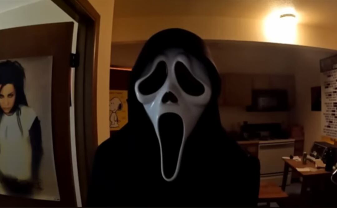Mauricio García, con la máscara de scream diciendo: no es lo que esperabas, verdad?. Foto: Tomada del video