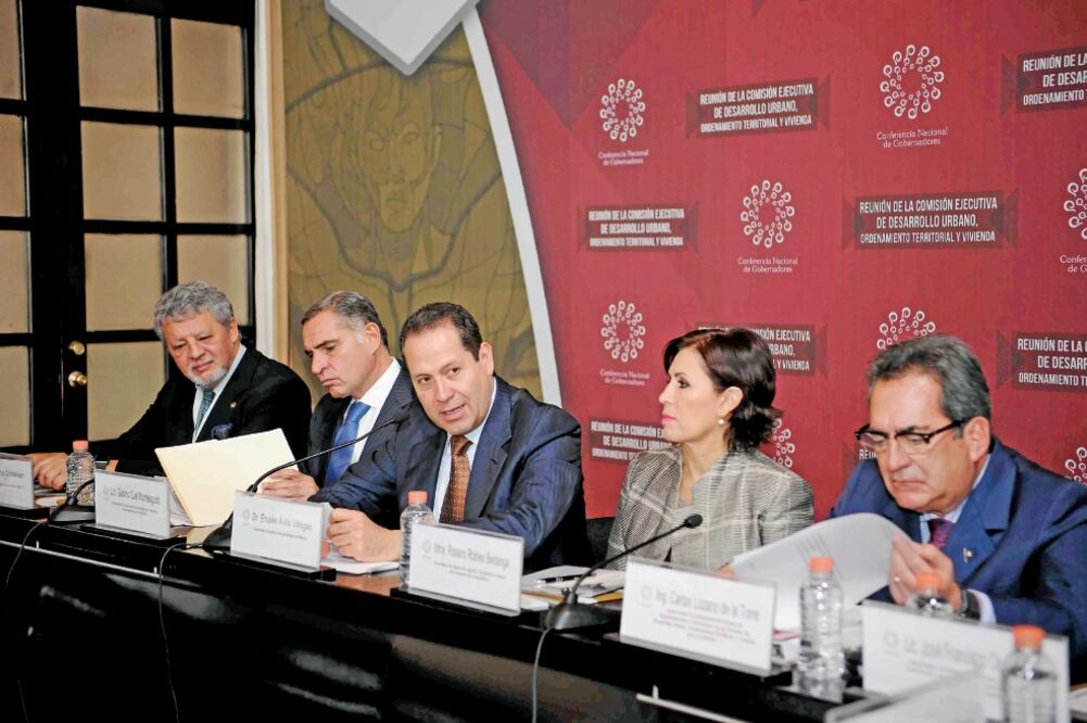 Erik Vittrup Christensen, de ONU-Hábitat; Rosario Robles, de Sedatu, y los gobernadores de Oaxaca, Gabino Cué; del Edomex, Eruviel Ávila, y de Aguascalientes, Carlos Lozano, en reunión de la Conago (ESPECIAL)
