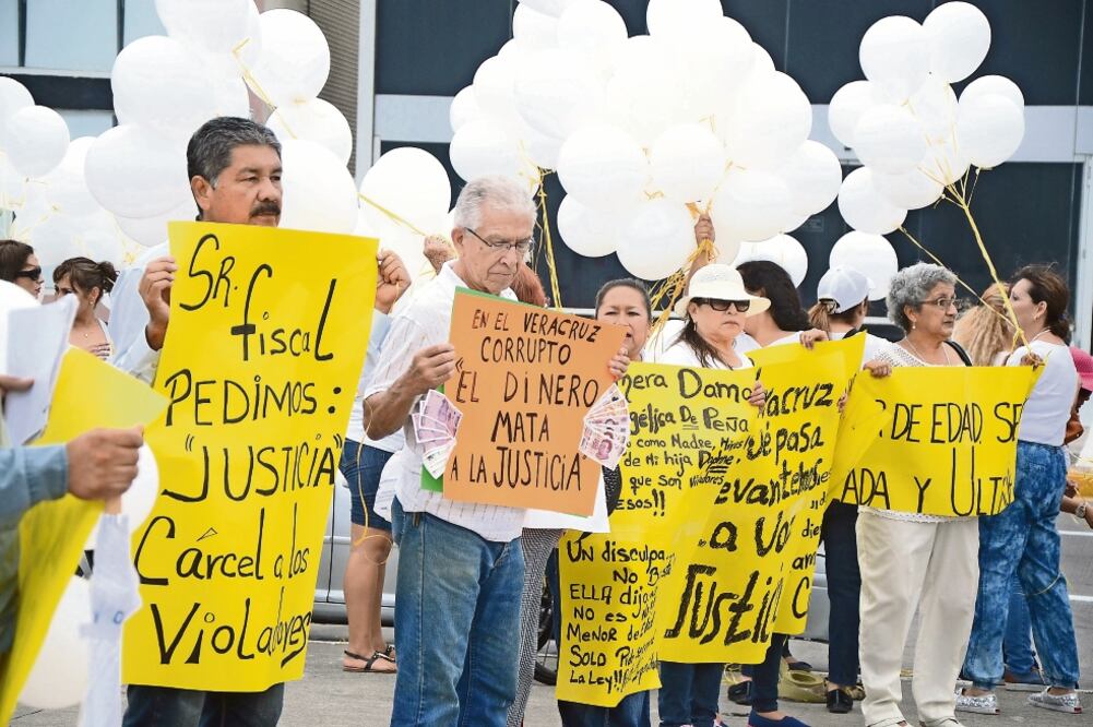 La marcha, encabezada por la abuela de la víctima, partió del asta bandera hacia el zócalo de la ciudad. Los participantes portaban globos blancos y numerosas pancartas que exigían justicia (PATRICIA MORALES. EL UNIVERSAL)
