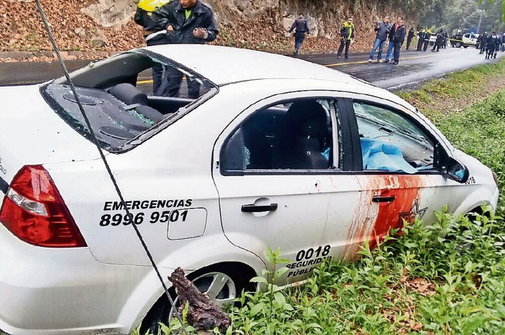 Más de 100 balas fueron disparadas contra el vehículo en el que viajaba ayer el edil de Jilotzingo, Juan Antonio Mayén Saucedo, y sus colaboradores (ESPECIAL)