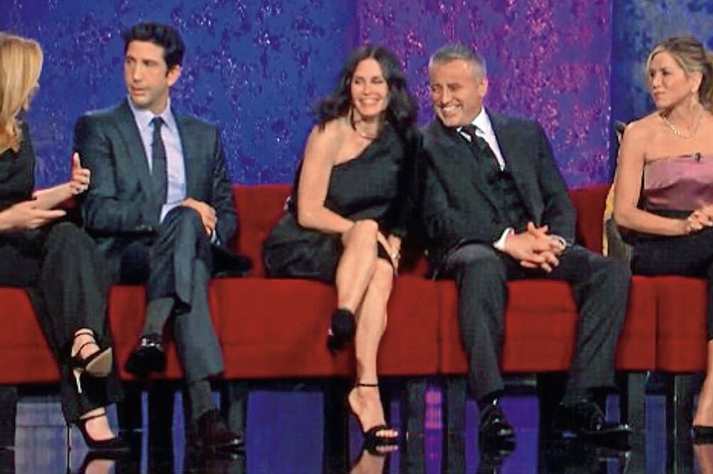 Lisa Kudrow, David Schwimmer, Courteney Cox, Matt LeBlanc y Jennifer Aniston aparecen en el corto difundido por la NBC (NBC)