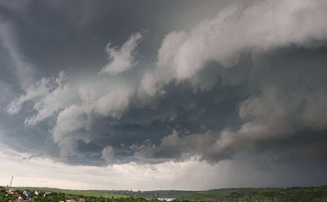 El frente frío 30 generará chubascos y rachas fuertes a muy fuertes de viento, así como la caída de nieve. Foto: iStock Ilustración
