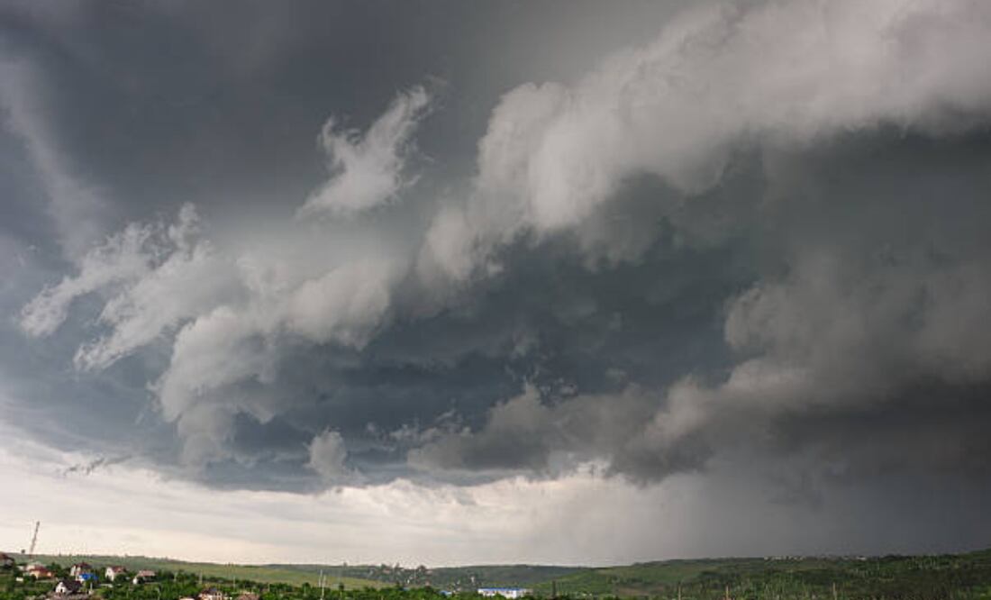 El frente frío 30 generará chubascos y rachas fuertes a muy fuertes de viento, así como la caída de nieve. Foto: iStock Ilustración