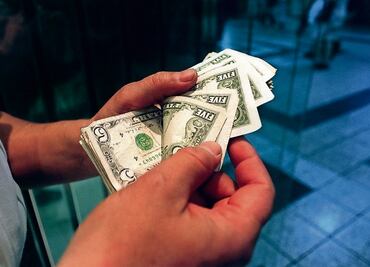 Cierre del dólar hoy: "Lunes Negro" tira al peso y cierra en 19.39; su peor nivel desde enero de 2023