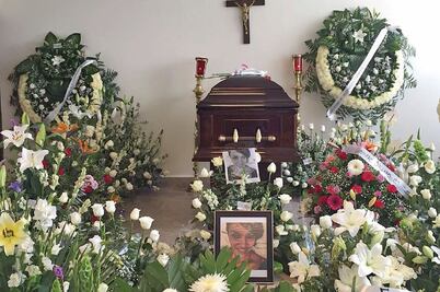 Familiares y amigos despiden a víctima del temblor