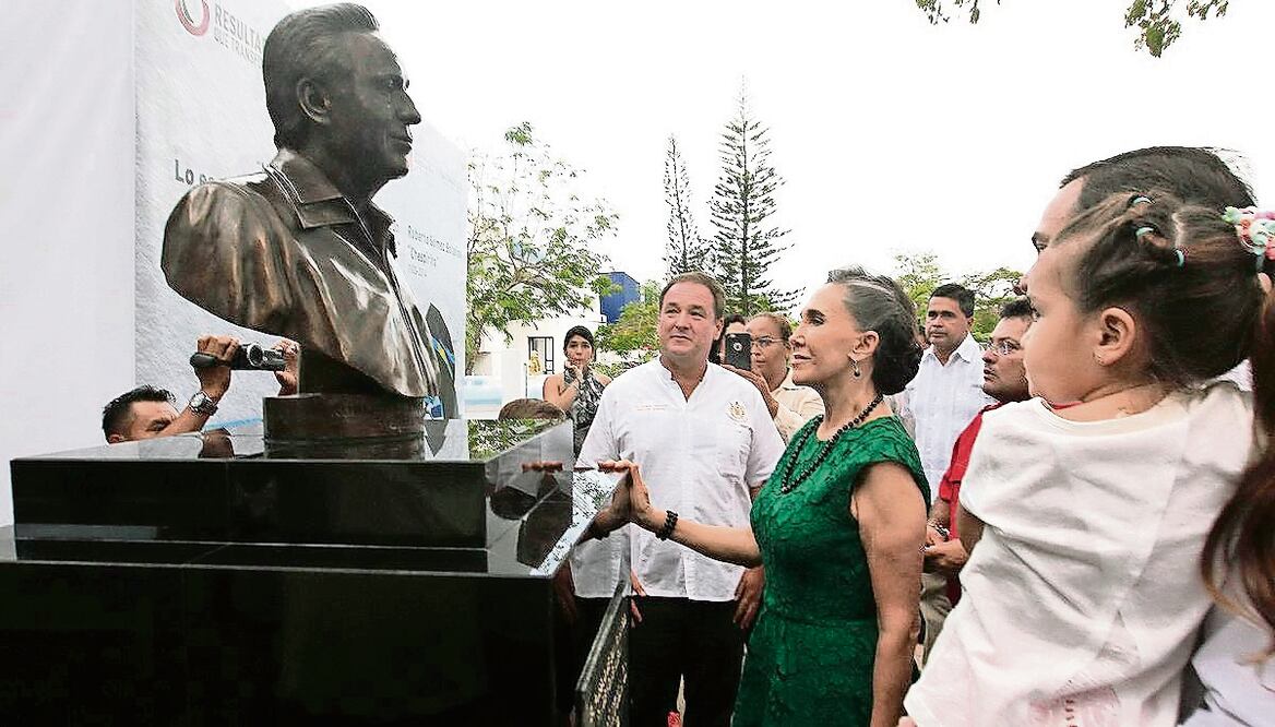 Autoridades municipales develaron esta noche el busto de Roberto Gómez Bolaños en el andador de la avenida Tulum (ARCHIVO. EL UNIVERSAL)